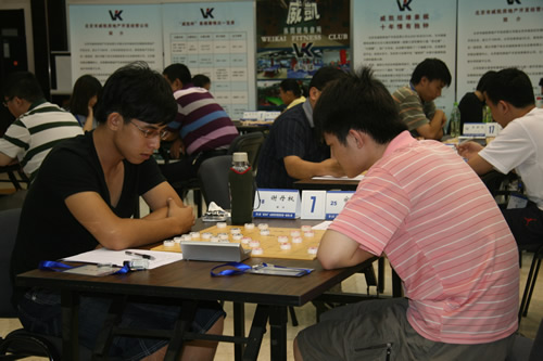 图文威凯杯象棋冠军赛第2日谢丹枫专心致志