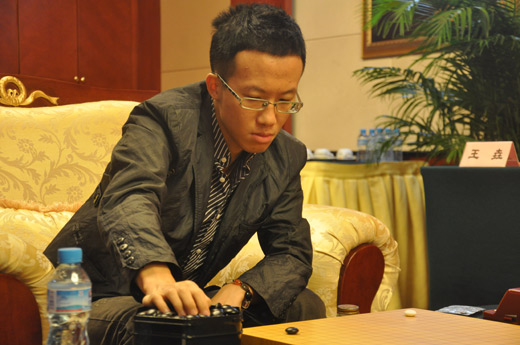 图文-倡棋杯半决赛首局聚焦 王垚思考对策