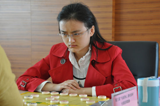 图文-象棋冠军赛第2轮现场 唐丹气势不逊吕钦