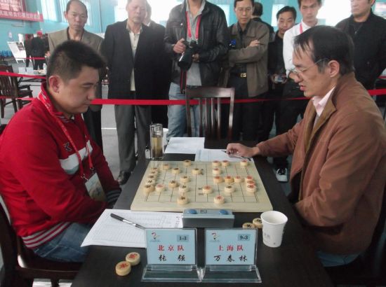 图文智运会16日象棋赛场聚焦张强对阵万春林