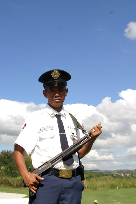 图文职业球员训练赛花絮保安持枪站岗