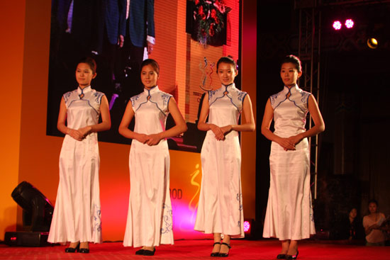 图文第十届总联会晚宴现场礼仪小姐