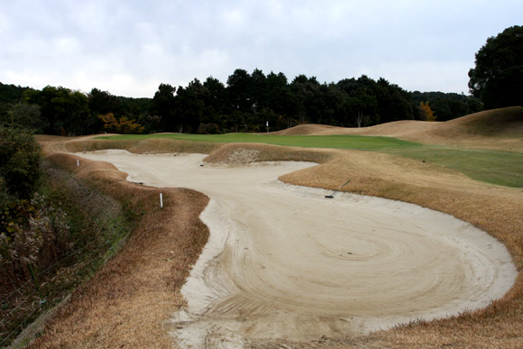 图文-日本长崎豪斯登堡高尔夫球会 果岭边大沙坑