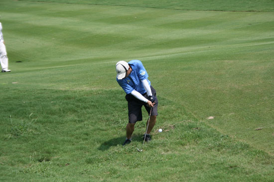 图文-全球通高尔夫巡回赛益阳站 长草中将球切出