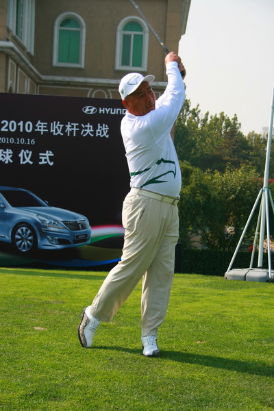图文高尔夫京鹰队周年赛球会理事长索强开球
