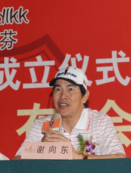 图文比音勒芬高尔夫球队广西高协主席谢向东