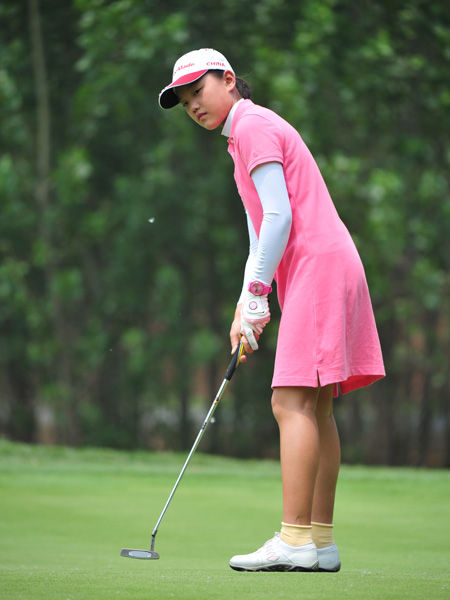 图文-北京明珠挑战赛练习日 石昱婷谨慎推杆