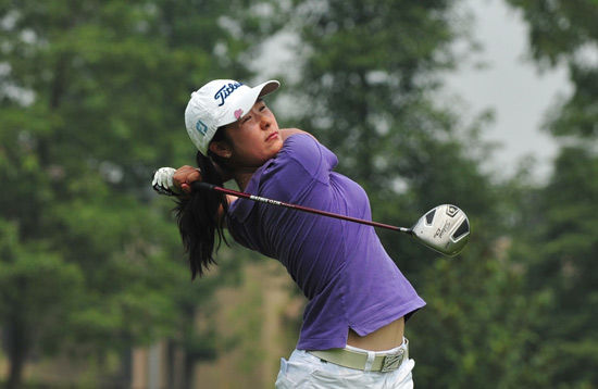 图文张连伟杯青少年赛首轮杨嘉欣开球