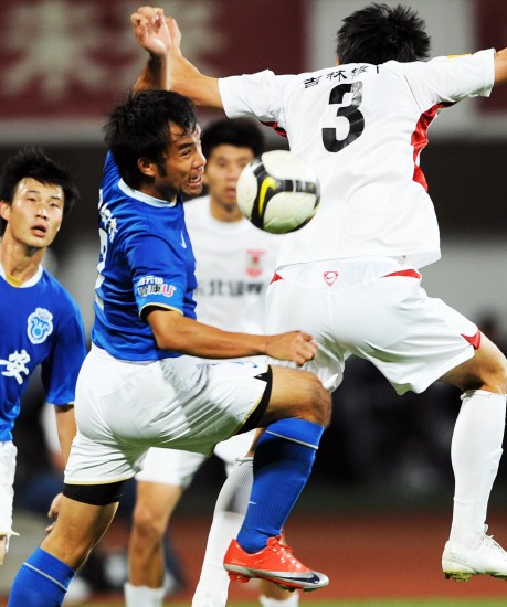 图文-[中超]长春亚泰2-0广州医药 李志海奋力争顶