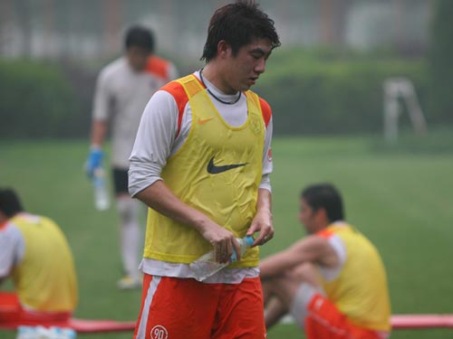 王永珀大汗淋漓新浪体育讯 20日下午,山东鲁能队继续在基地进行训练