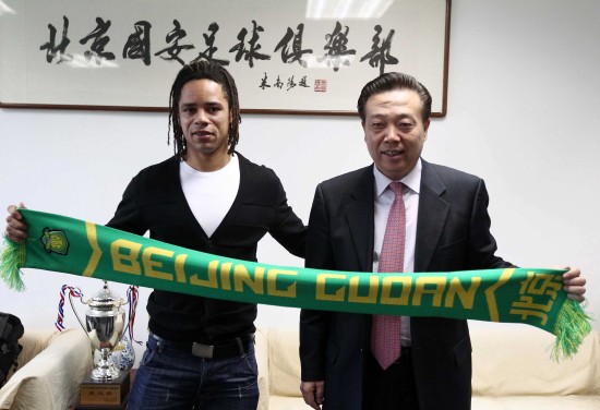 图文-国安签约葡萄牙外援马努 高潮赠送俱乐部围巾