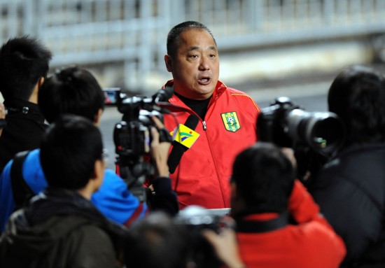 图文-广东队备战省港杯 曹阳接受记者采访