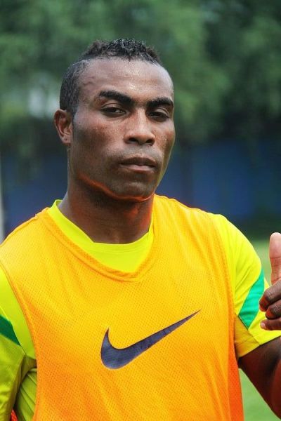 图文国安新外援格隆首次随队训练竖起大拇指