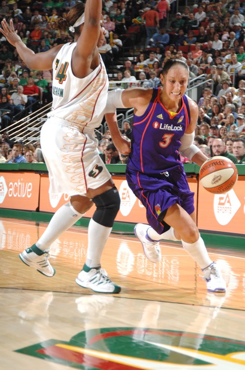 wnba季后赛-水星vs风暴 桃乐丝运球强行突破