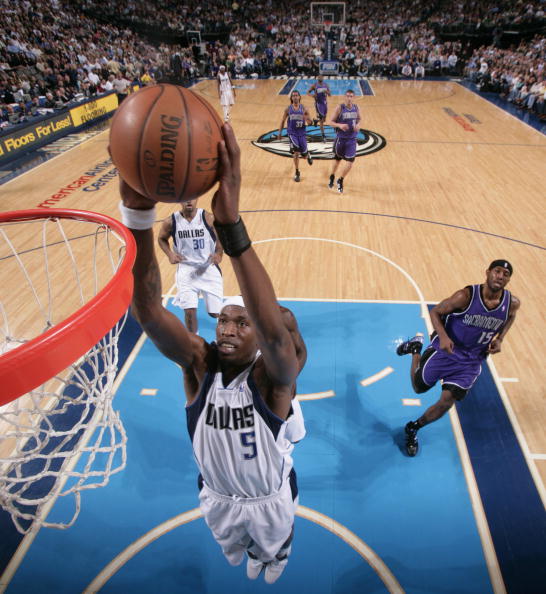 图文nba常规赛国王vs小牛霍华德双手爆扣