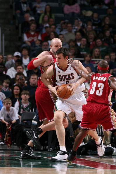 图文-[nba常规赛]骑士vs雄鹿 博古特单枪匹马