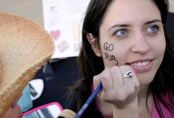 图文nba季后赛太阳vs马刺女球迷涂油彩助威