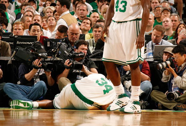 图文总决赛i湖人8898凯尔特人皮尔斯痛苦倒地