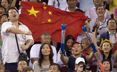 图文奥运会中国男篮70101美国观众热情助威