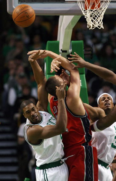 图文-[常规赛]篮网vs凯尔特人 洛佩斯遭众人犯规_篮球-nba_nike新浪