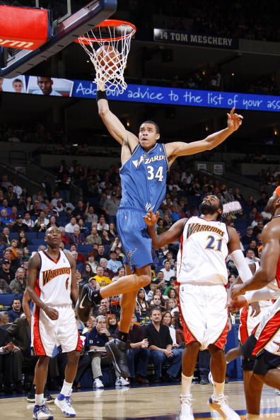 图文常规赛奇才vs勇士麦基展臂飞扣