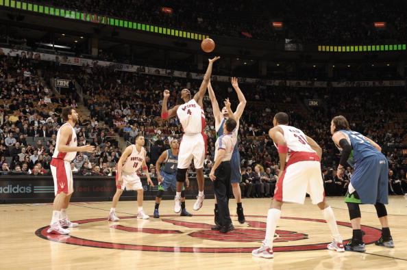 图文常规赛森林狼101103猛龙双方队员跳球