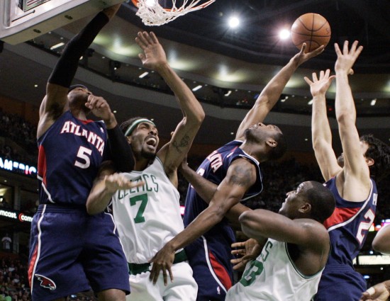 图文-[常规赛]凯尔特人104-92老鹰 篮板下一篇片混乱_篮球-nba_nike