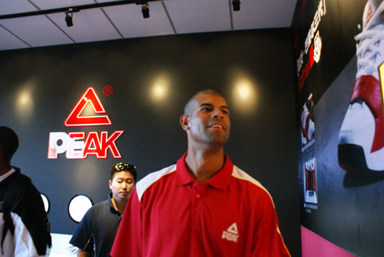 图文匹克巴蒂尔亮相篮球公园巴蒂尔出席发布会