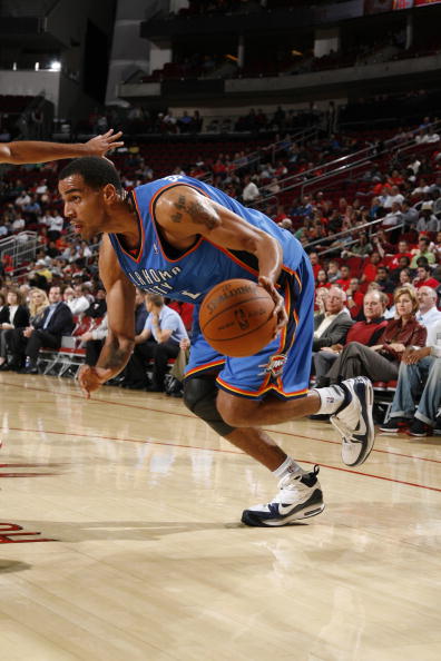 图文季前赛雷霆85105火箭塞弗罗萨低身切入