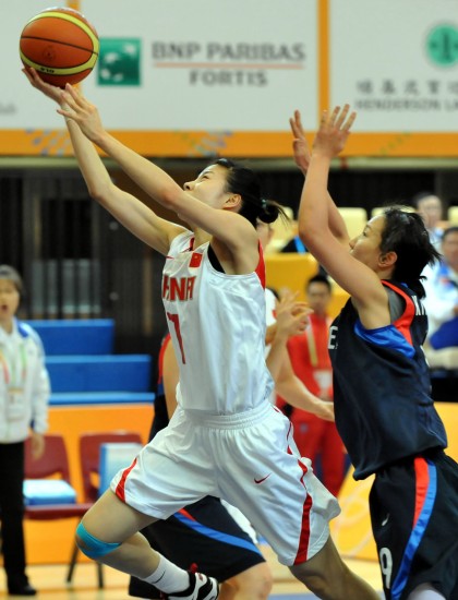 图文东亚运中国女篮7862韩国张伟轻巧上篮