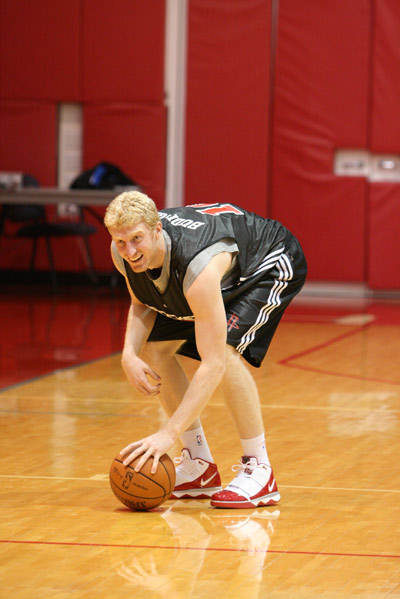 图文火箭进行常规训练备战步行者巴丁格表情轻松