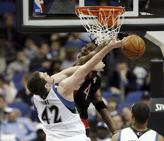 图文-[常规赛]猛龙106-100森林狼 波什防守犯规