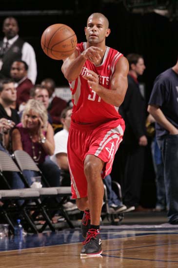 图文季前赛火箭9697小牛巴蒂尔潇洒传球