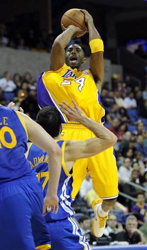 图文-[季前赛]勇士vs湖人 科比滞空后仰投篮