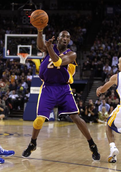 图文常规赛湖人vs勇士科比给队友传球