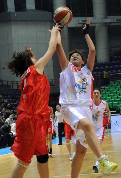 图文-[wcba联赛]黑龙江vs上海 孙浩潇后仰投篮_篮球-女篮_新浪竞技