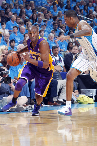 图文-[季后赛]湖人vs黄蜂 科比运球强行突破_篮球-nba_新浪竞技风暴