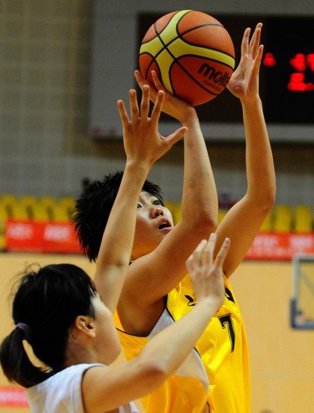 图文-城运会女篮u18沈阳夺冠 张一丹上篮