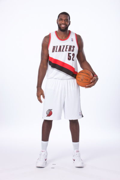 图文开拓者队新赛季媒体照格雷格奥登憨憨一笑