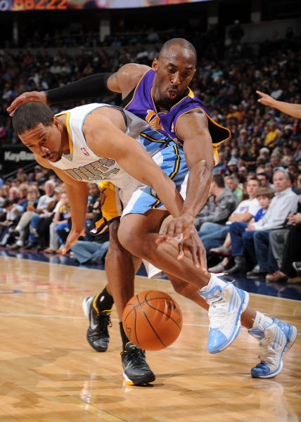 图文-[常规赛]湖人90-99掘金 科比试图抢断米勒_篮球-nba_新浪竞技