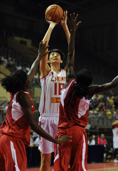 图文-女篮热身赛中国胜安哥拉 魏伟在比赛中投篮_篮球-女篮_新浪竞技