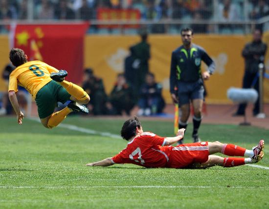 图文-[世预赛]国足0-0澳大利亚 孙继海飞铲维克夏尔