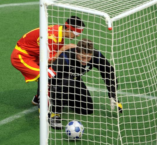 图文残奥5人制足球赛中国摘银皮球就是不肯进门