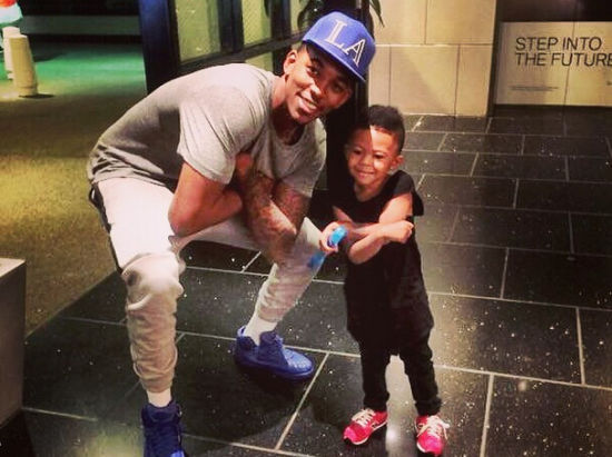 尼克杨晒图为儿子庆生伤情反复可能赛季报销