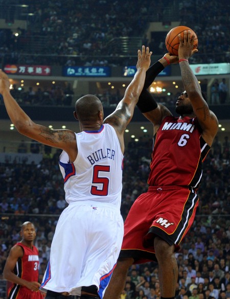 图文-[中国赛]热火94-80快船 詹姆斯后仰跳投