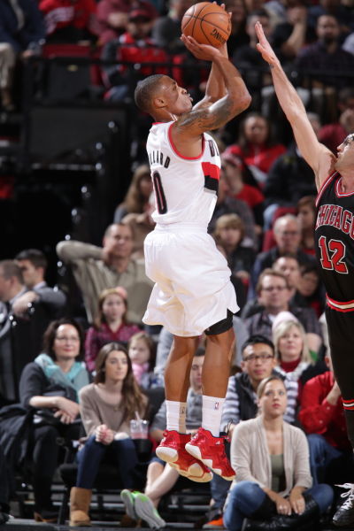 图文常规赛公牛94102开拓者利拉德跳投