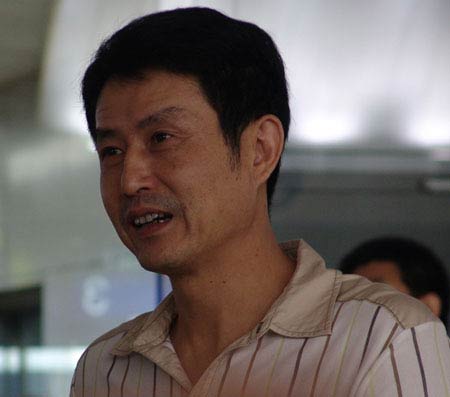 陈忠和的招牌微笑7月5日早上7点40分,中国女排乘坐的国航班机在晚点了