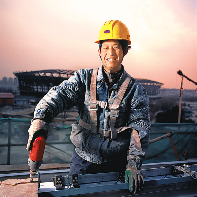 在鸟巢顶上见到傅小海是在他的工作室,里面摆满了名人的大幅肖像照片