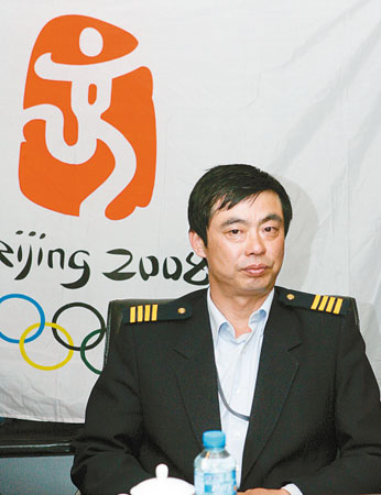 航拍组成员还有:总指挥白长义,领航宋庆国,机务訾晓华,张军,曹刚等.