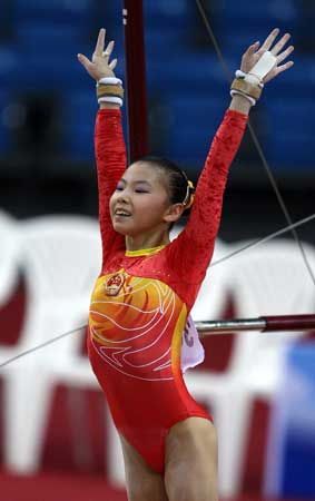 她在高低杠上以高难度的"李娅空翻"一战成名后,目前已被认为是中国